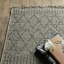 Tapis rayé à motif géométrique beige / noir Rayfe-1384233219