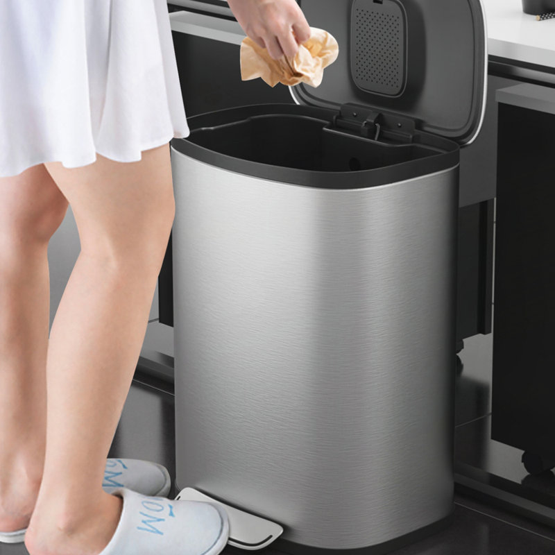 Poubelle de cuisine en acier inoxydable à surface incurvée de 13 gallons avec pédale et couvercle à fermeture douce, parfaite pour les cuisines modernes