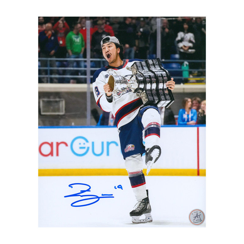 Photo 8 x 10 de la tasse commémorative Saginaw Spirit signée Zayne Parekh