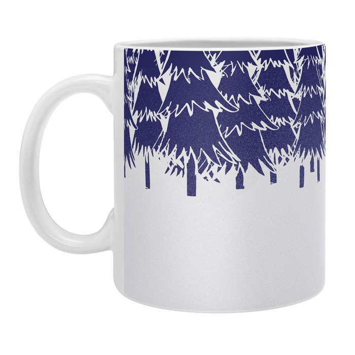 Tasse à café seule dans la forêt