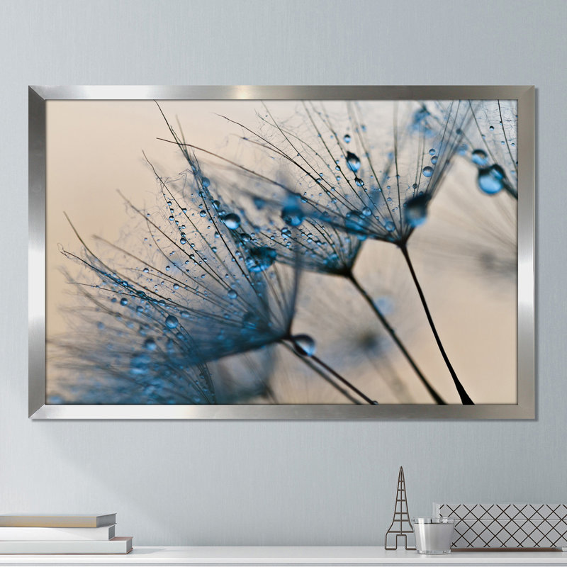« fleur water gouttelettes 2 », reproduction de photo encadrée, H 27,5 po x l 39,5 po x P 0,75 po
