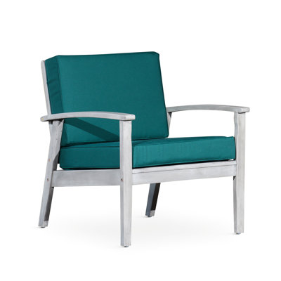 Chaise à assise profonde en eucalyptus avec finition gris argenté et coussins foncés, idéale pour la détente en plein air dans des espaces confortables