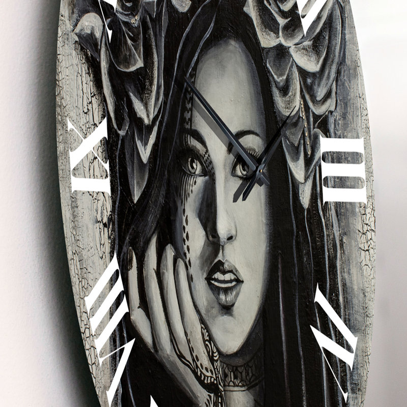 Portrait d'une jeune femme avec des fleurs III - horloge murale moderne, Petit