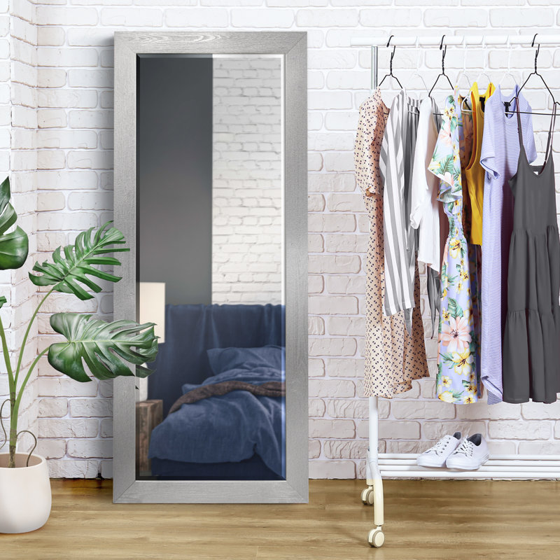 Miroir pleine grandeur de style campagne / campagne, 61 po x 25 po, Gris clair