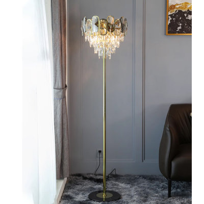 Luminaire sur pied en forme de lustre en cristal à plusieurs niveaux
