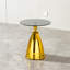 Petite petite table d'appoint avec pieds en acier au carbone doré et verre trempé gris portatif pour un look élégant avec pieds en verre élégant et moderne