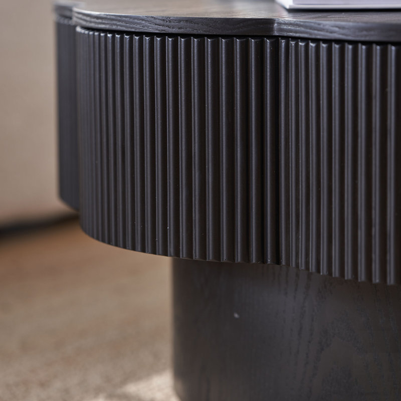 Élégante table basse en bois avec rangement dissimulé et surface durable, parfaite pour les salons modernes et pour recevoir des invités.