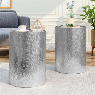 Ensemble de tables d'appoint en métal martelé au design argenté, moderne et durable pour une décoration intérieure élégante