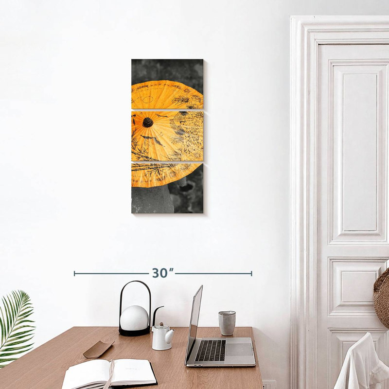 Parasol traditionnel jaune, H 27 po x l 12 po