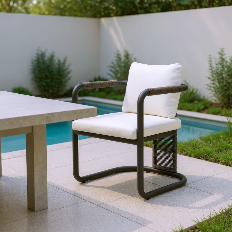 Ensemble de deux fauteuils de salle à manger rembourrés ivoire et noirs