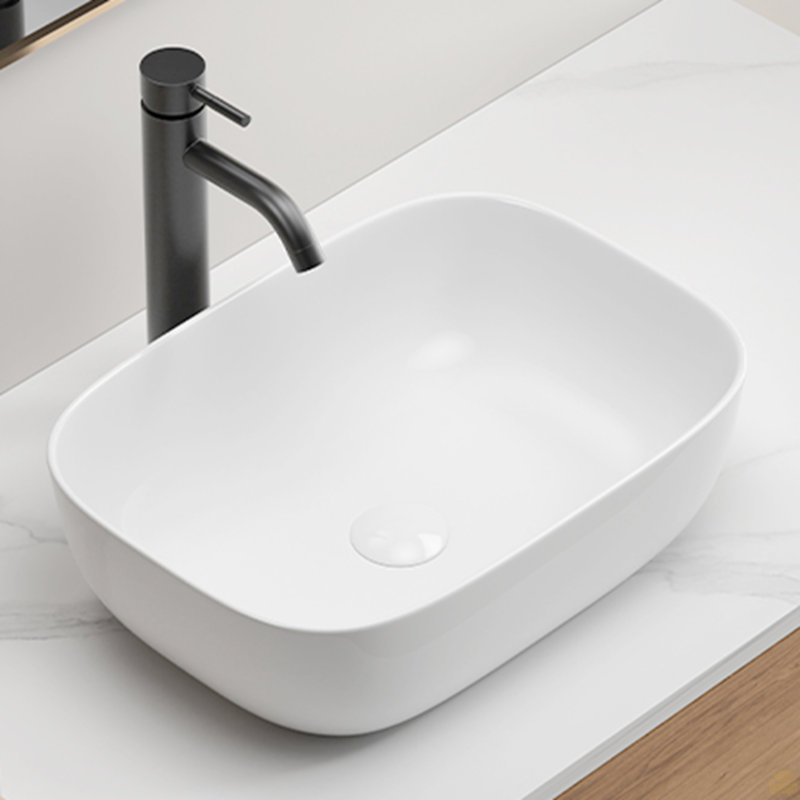 Petit lavabo vasque de salle de bain au-dessus du comptoir
