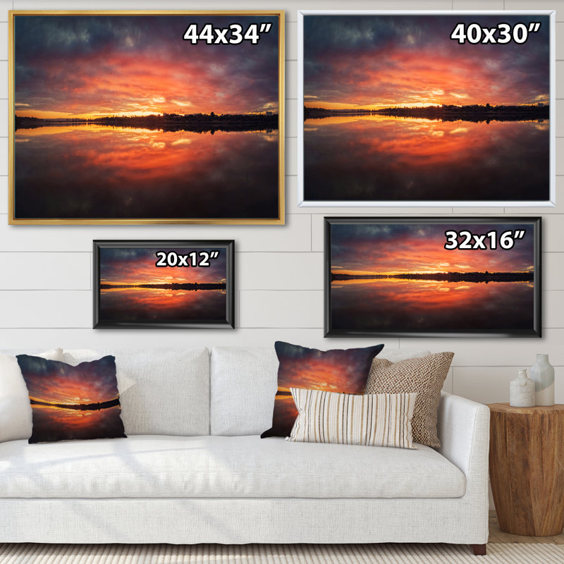 «Bold Sunset Panorama over Delia Lake» - photographie sur toile, H 24 po x l 32 po, Cadre flottant doré