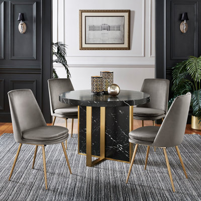 Ensemble repas pour quatre personnes