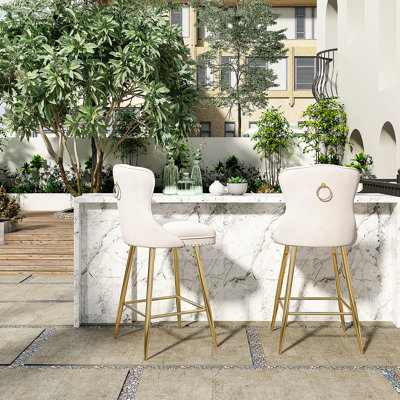 Ensemble de 2 tabourets de bar, tabourets de bar à hauteur de comptoir en velours avec pieds en métal, garniture capitonnée et têtes de clous, chaises de bar à oreilles pour le pub de l'îlot de cuisine, beige