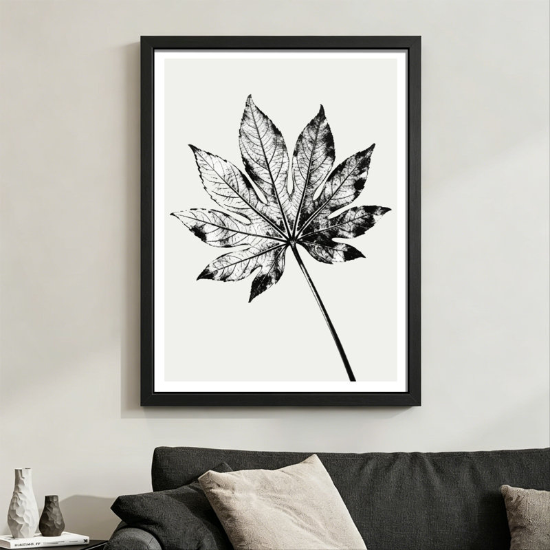 Feuille moderne monochromatique abstraite avec veines complexes, style de photographie noir et blanc à contraste élevé. Toile encadrée 24 "x 36" avec cadre en bois noir