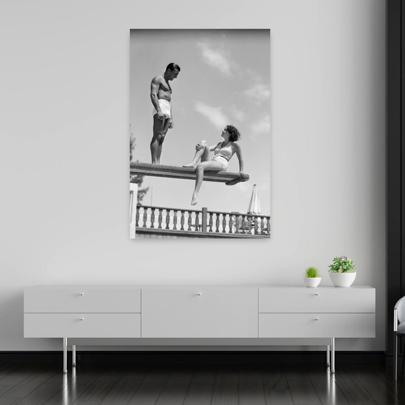 «1930S Couple on Pool Diving Board Talking Classic Retro Vintage Art mural», H 60 po x l 40 po