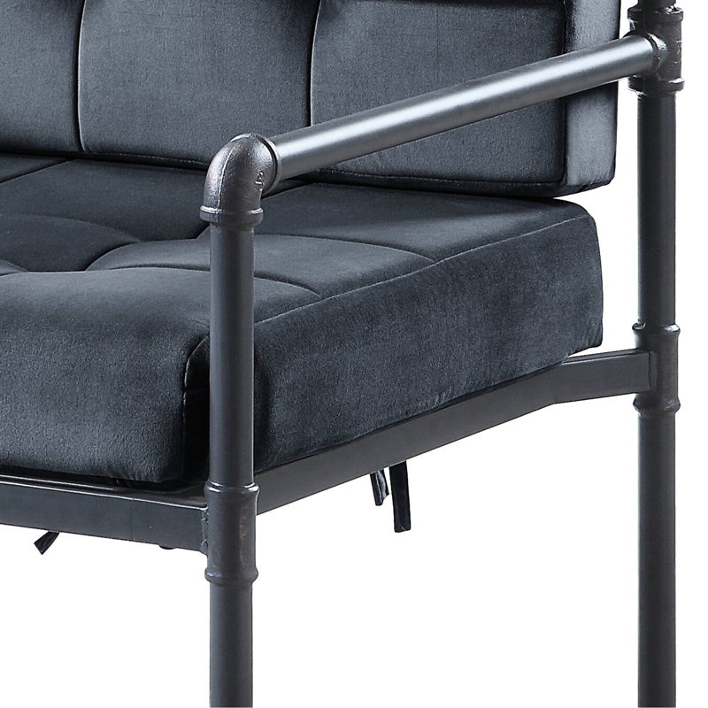 Chaise d'appoint grise avec siège à dossier et lignes de style industriel avec conduites d'eau en tissu d'ameublement en velours
