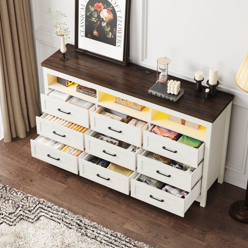 Commode de style campagnard à 63 tiroirs 63 po, commode longue avec lumières DEL et station de charge Karlea