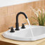 Robinet de salle de bain espacé de 8 pouces avec bonde escamotable et robinet à 3 trous pour lavabo-125772317