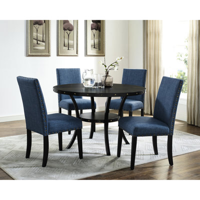 Salle à manger avec chaises cloutées en tissu bleu, 5 pour la salle, pieds de table ronds en bois en métal, 4 chaises, structure en lin et pieds en tissu d'ameublement en coton, 4