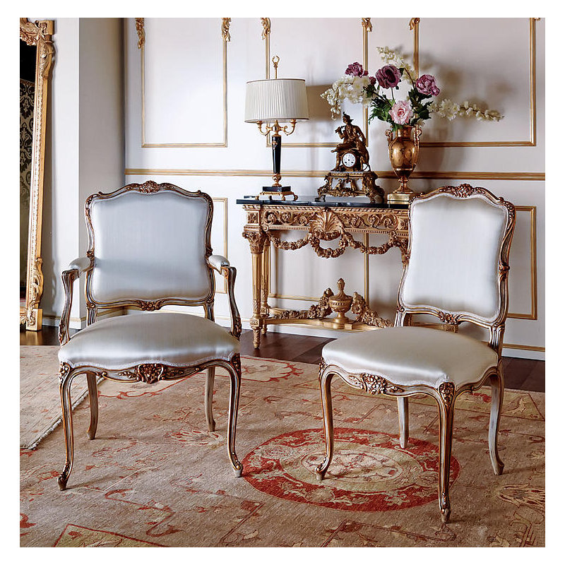 Chaise avec accoudoirs rembourrée en blanc