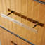 Commode dorée en bois gris