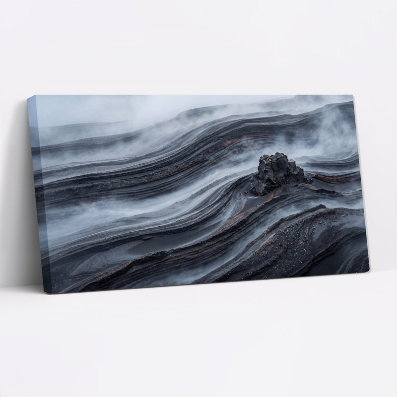 Toile volcanique foncée dans un brouillard gris, L 32 po x H 16 po