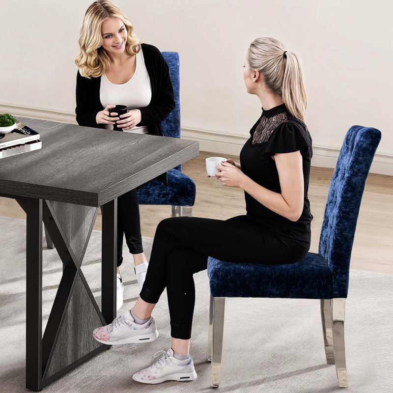 Deux chaises de salle à manger recouvertes de chenille bleue, structure en bois massif et capitonnage à boutons - Soutien ergonomique de luxe