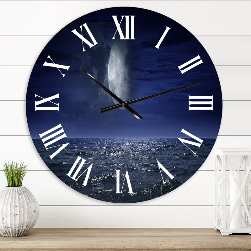 Pleine lune sur l'océan foncé la nuit - Horloge murale nautique et côtière, Moyen