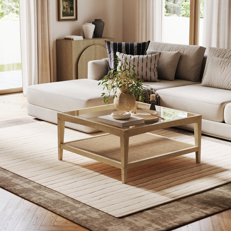 Table basse à plateau en verre avec structure en bois massif et tablette en rotin