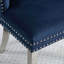2 chaises à oreilles boutonnées bleues avec pieds et garniture cloutée, tissu, dossier et tentation