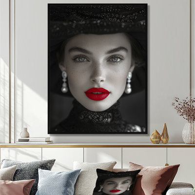 «Black and White Fashion Woman with Red Lips Radiance», reproduction d'art murale mode femme