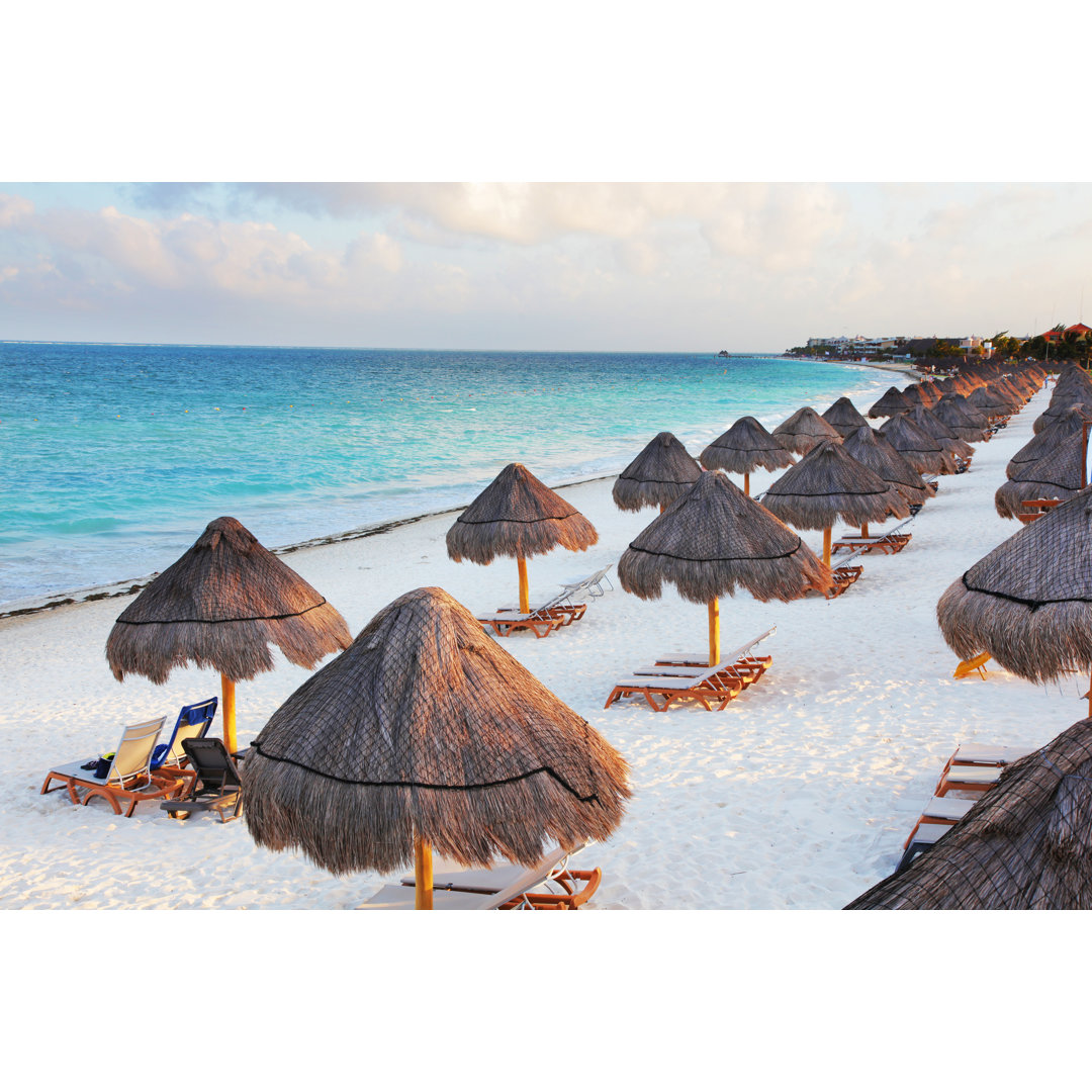 Großer tropischer Strand mit Palapas - Leinwandbild