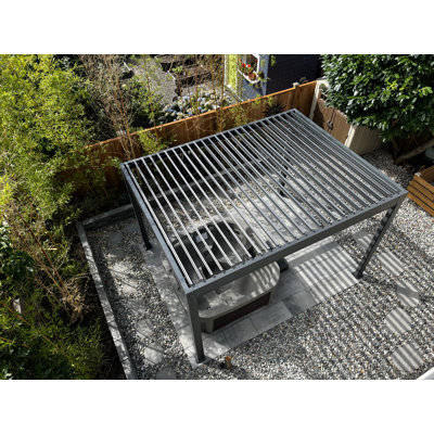 10 pi. L 13 pi. Pergola en aluminium avec auvent