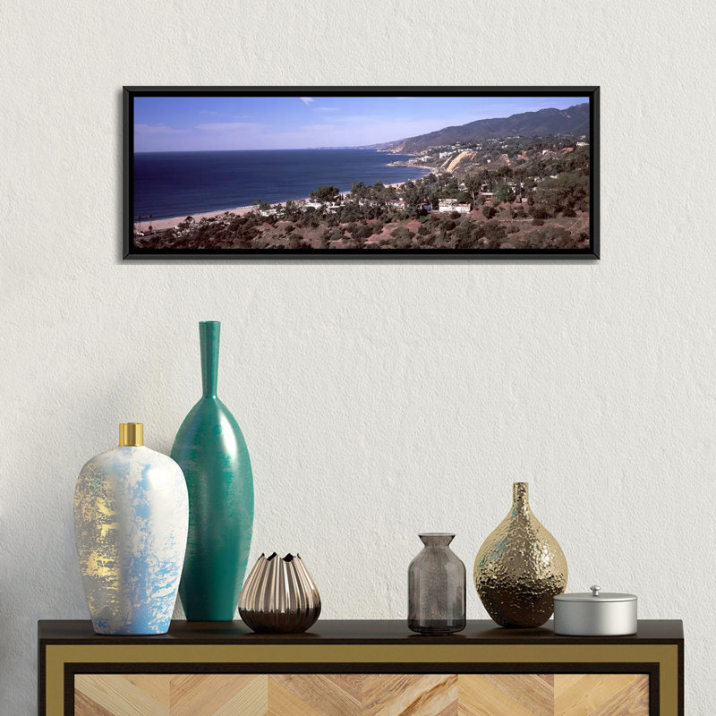 « malibu beach, california », reproduction de photo sur toile, H 12 po x l 36 po x P 1,5 po, Cadre noir