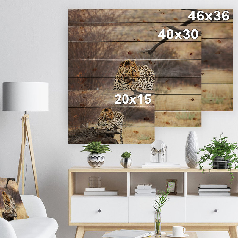 Léopard assis sur un tronc d'arbre - reproduction de photo, H 36 po x l 46 po x P 1,5 po, Bois