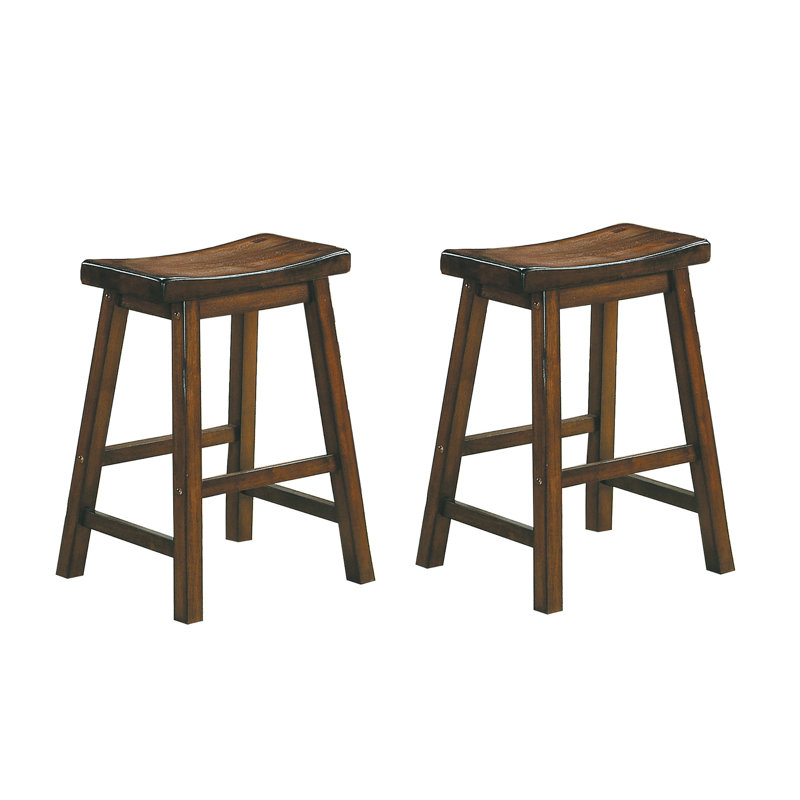 Les tabourets de selle en bois massif à finition cerisier sont idéaux pour les repas décontractés et ajoutent une touche d'élégance à votre espace.
