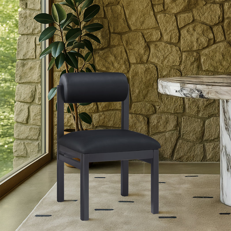 Chaise rembourrée en cuir Frakes Vegan, Teinte noire, Cuir végétalien noir