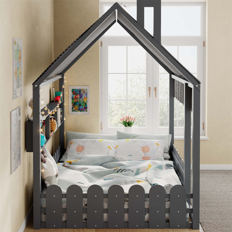 Lit sur pied à thème maison avec rampes de clôture, lumières étoilées intégrées, tente en tissu et trois tablettes de rangement pour un sommeil et un jeu indépendants et sécuritaires.