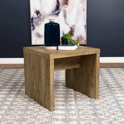 Table d'appoint carrée avec finition mangue, bois d'ingénierie, support stable, meuble d'appoint idéal pour le salon.