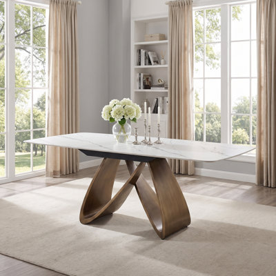 Table de salle à manger en pierre frittée de 198 cm (78 po) avec pattes en X en laiton brossé, pour 6 à 8 personnes.