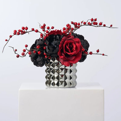Romance gothique - arrangement d'hortensias, de pivoines et de roses rouges avec baies dans un vase en forme de pyramide bronze industriel
