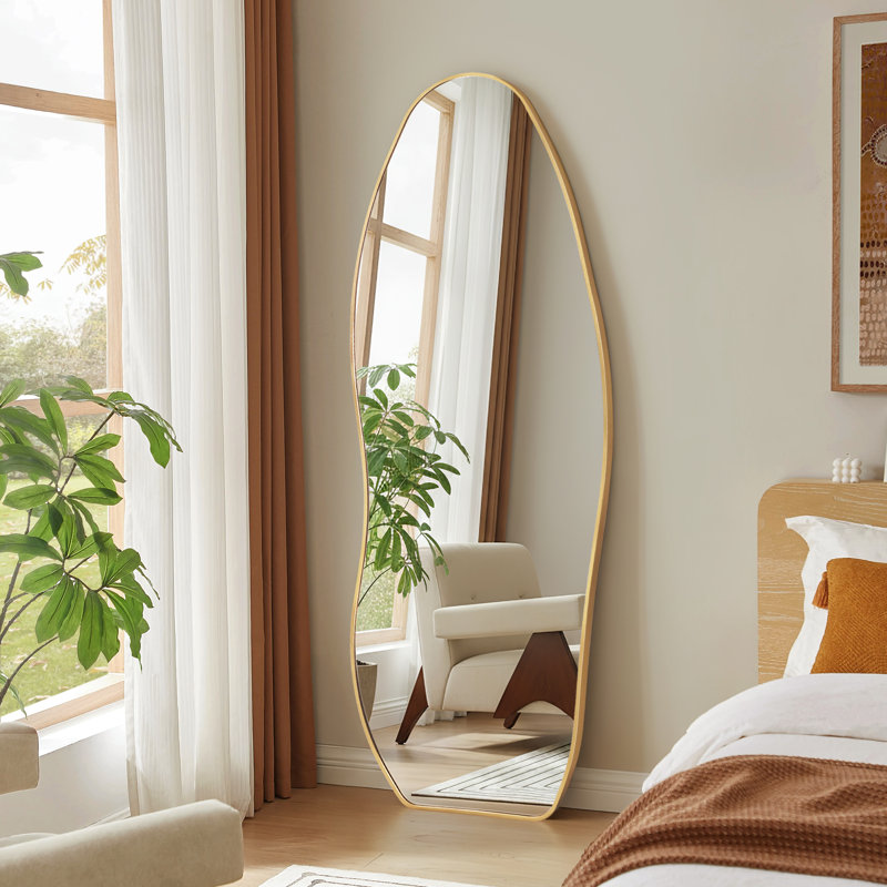 Miroir moderne moderne irrégulier avec cadre en aluminium, conception murale ou autoportante, Doré, 63 po x 23,6 po