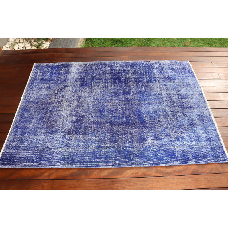 Tapis turc bleu tissé à la main pour un ajout confortable et élégant au salon ou à la chambre à coucher