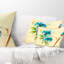 Coussin lombaire floral avec une brosse fleurie