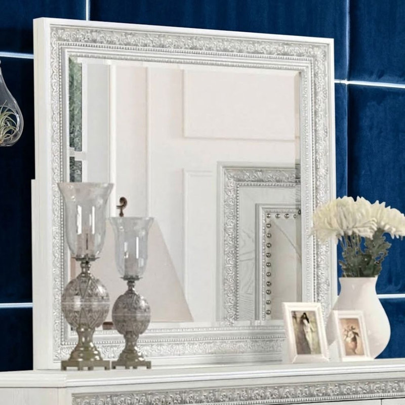 Miroir rectangulaire traditionnel encadré en bois Lella White, 112 cm (L) x 102 cm (H)