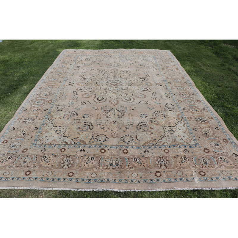 Tapis turc antique en bronze: décoration surdimensionnée rétro avec un style et un style uniques