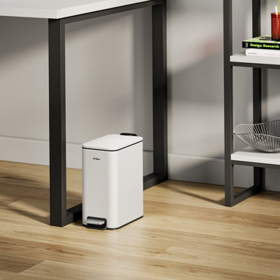 Poubelle de salle de bain à pédale 1,3 gallon / 5 litres blanc mat KRAUS avec seau intérieur amovible et couvercle à fermeture douce