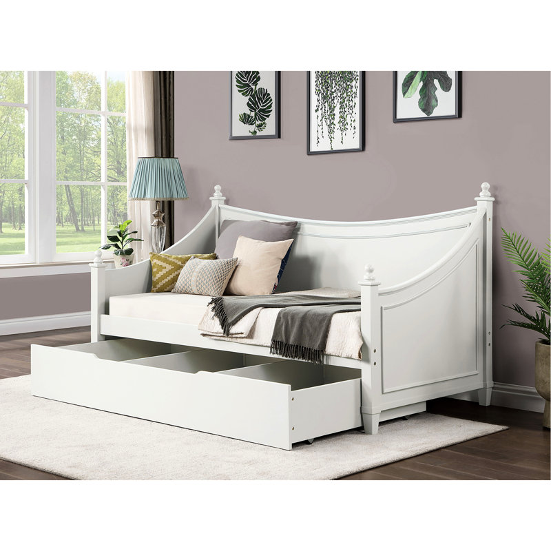 Lit de jour simple transitionnel avec finition blanche, moulures, faiteaux en bois massif et bois d'ingénierie, installation pour matelas pour les petits espaces de style, détails, structure,