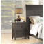 Charmante table de chevet transitionnelle au design gracieux et pratique